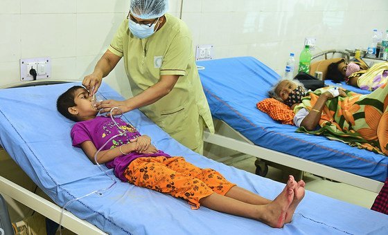 一名儿童在印度西孟加拉邦的一家医院接受氧气治疗。(资料图片）